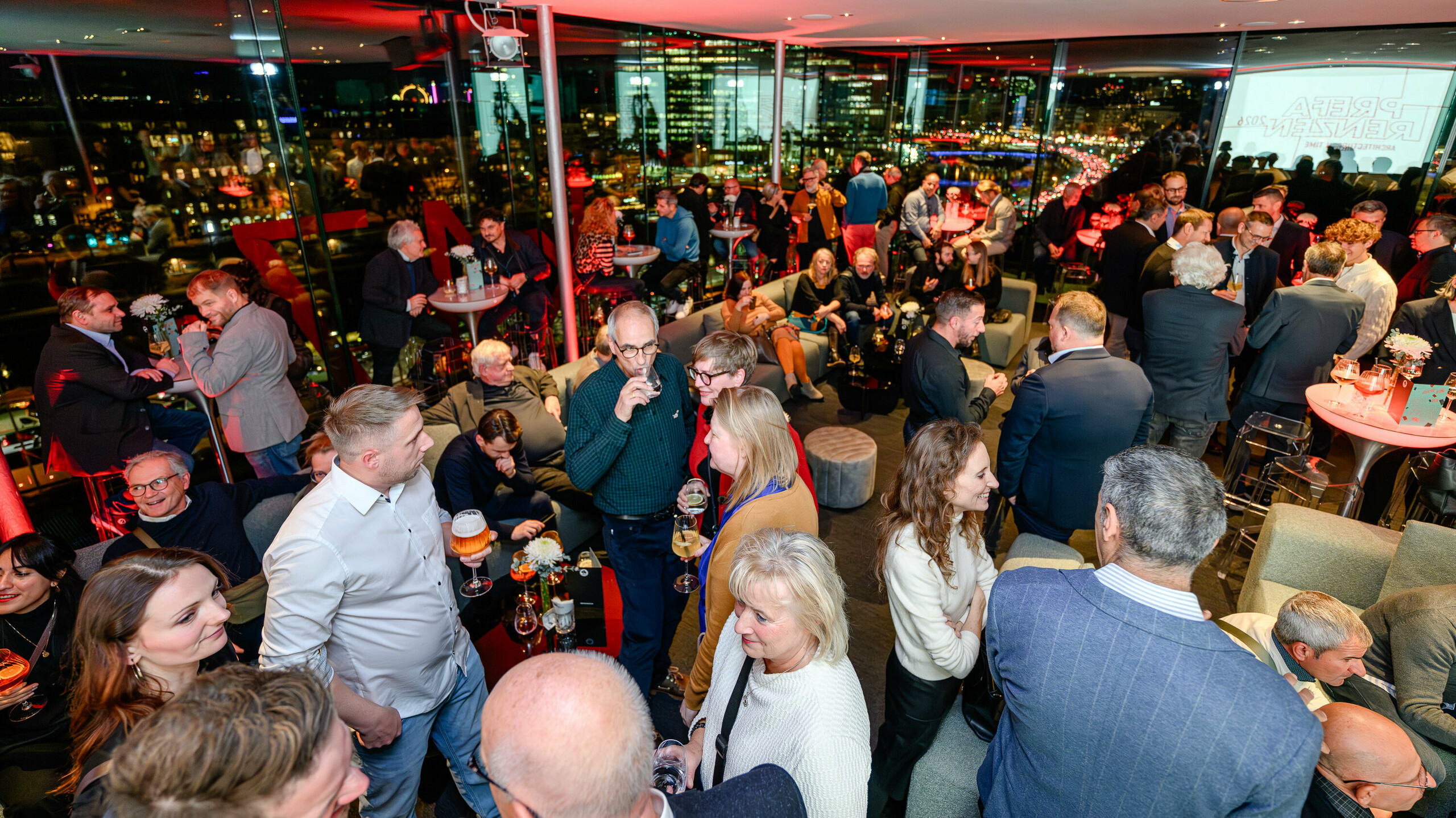 Plný dom na prezentácii PREFARENZEN 2026 v k47.wien: architekti, projektanti, spracovatelia a nadšenci dizajnu v živom rozhovore pri drinkoch, výhľade na mesto Viedeň a inšpirujúcej atmosfére. Panoramatické okná odrážajú svetlá mesta a dodávajú tejto prestížnej udalosti štýlovú kulisu. PREFA vytvára s dlhotrvajúcimi hliníkovými riešeniami platformu pre inovácie a dialóg. Udalosť pôsobivo ukazuje, ako sa architektúra stretáva s budúcnosťou – s kvalitnými produktmi, kreatívnymi nápadmi a skutočnými prepojeniami v rámci odvetvia.