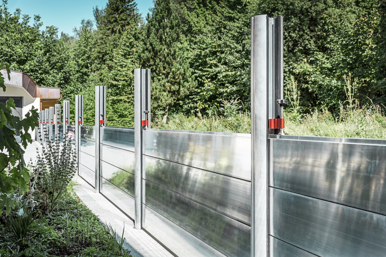 Detail mobilnej protipovodňovej steny od spoločnosti PREFA, ktorá chráni nehnuteľnosť pred povodňami.