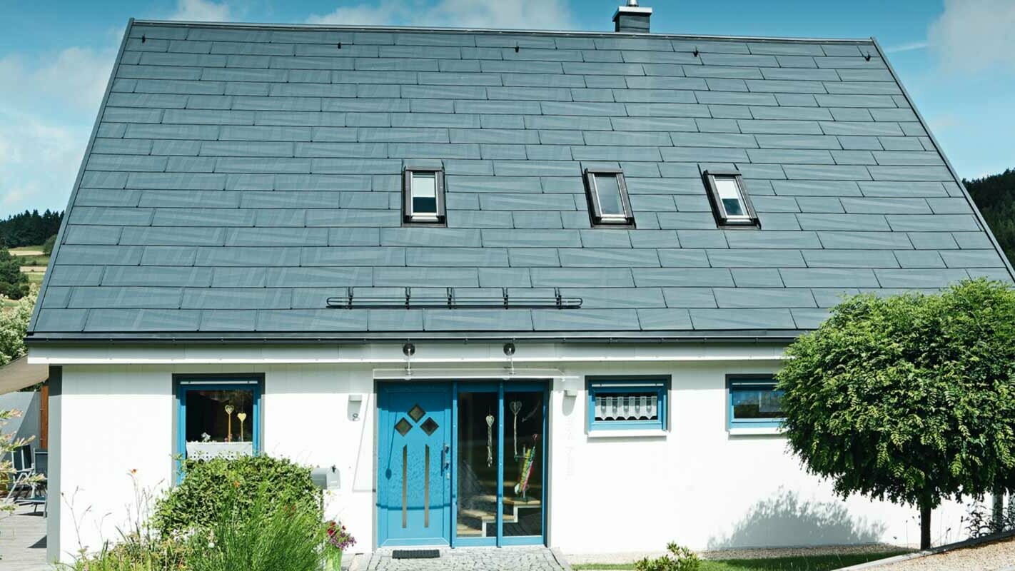 Rekonštrukcia strechy s použitím PREFA strešných panelov FX.12 vo farbe antracitová P.10 