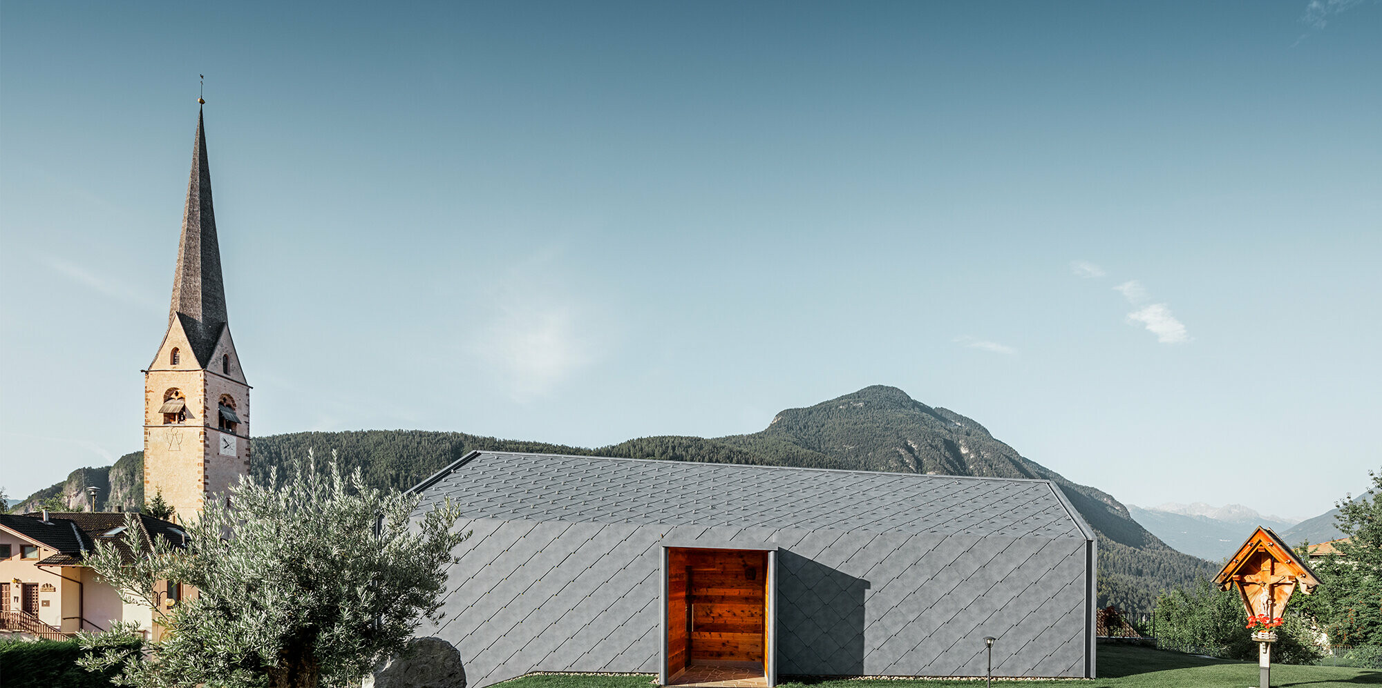 Strešná a fasádna šablóna 44 × 44 v kamennom vzhľade na salóne krásy v talianskej obci Livo