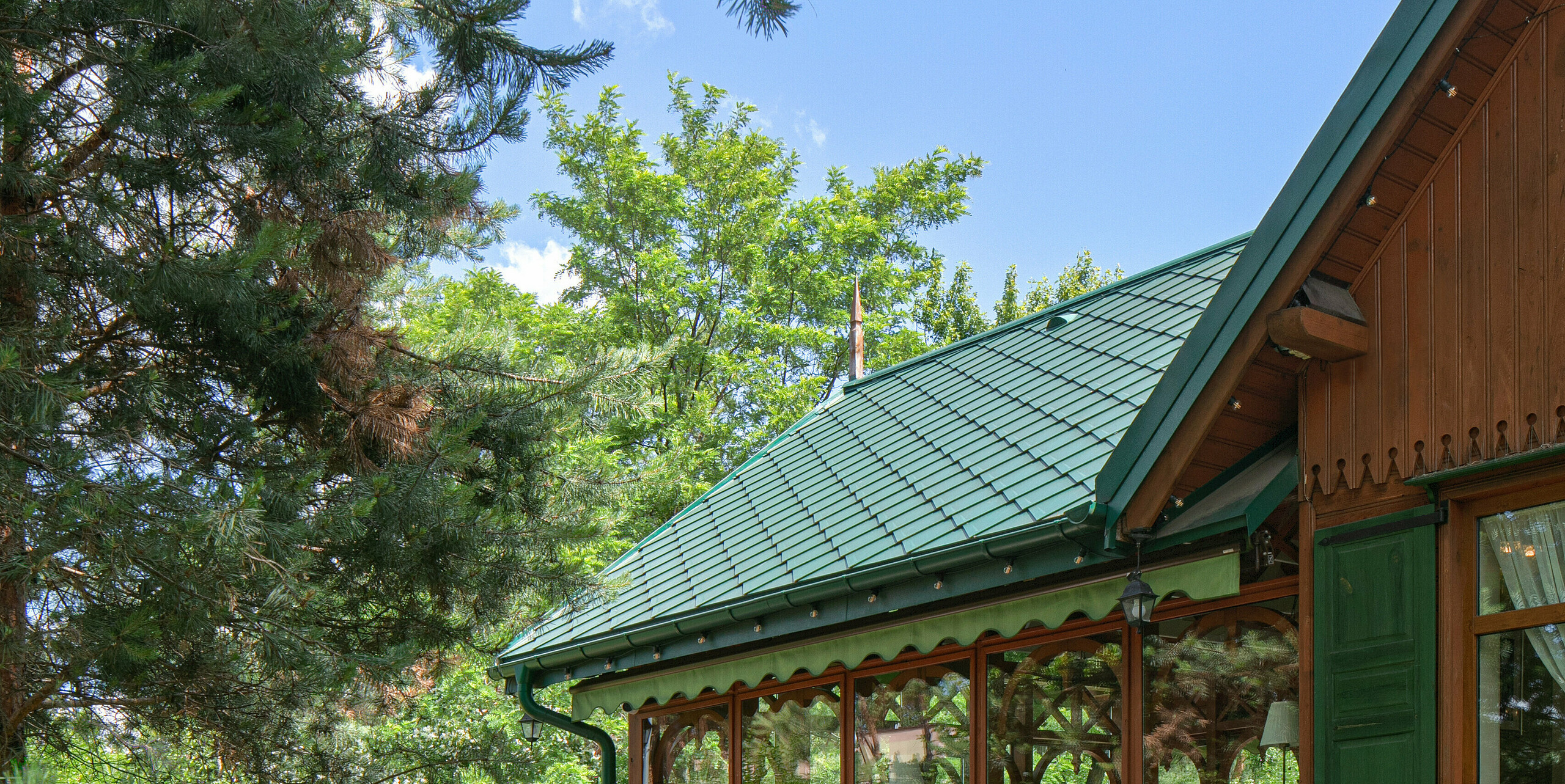 Cukráreň Sosenka s PREFA strešnou šablónou a s dažďovým zvodom a žľabom v machovozelenej farbe
