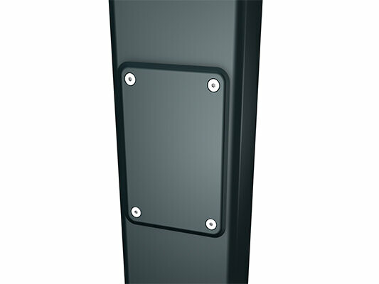 PREFA štvorcový zvod s čistiacim otvorom, dostupný v rozmeroch 80 a 100 mm, umožňuje jednoduchú údržbu a čistenie strešných odvodňovacích systémov. Integrovaný čistiaci otvor zaisťuje jednoduchý prístup a uľahčuje odstraňovanie usadenín.