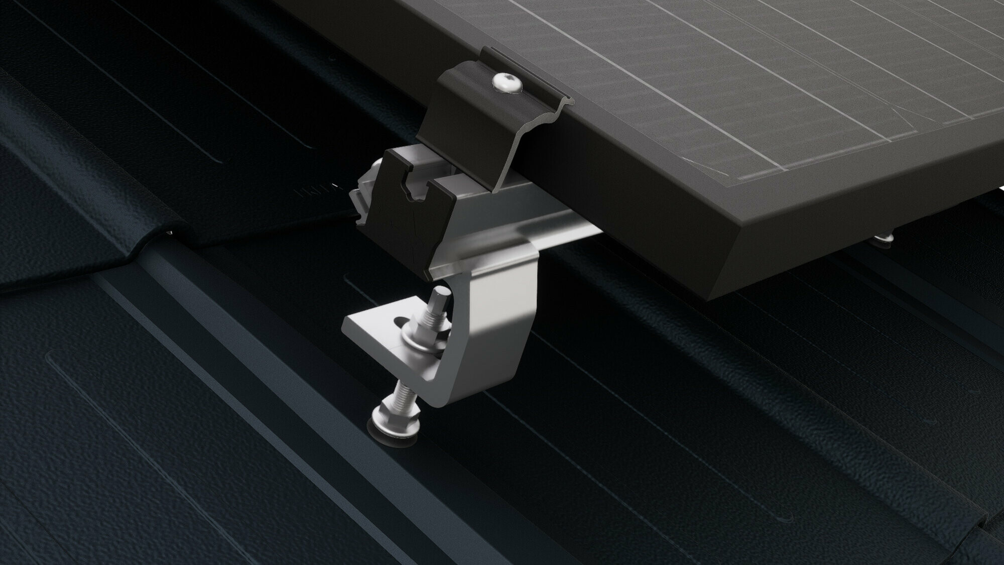 Detailný pohľad na solárny držiak PREVARIO Sunny Špeciál namontovaný na falcovanú škridlu PREFA, ktorá nesie profilový nosník. Solárny modul bol upevnený na profilový nosník pomocou koncovej spojky modulov PREVARIO.