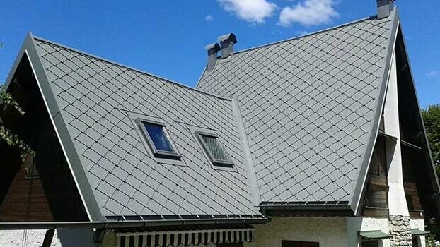 Strmá sedlová strecha pokrytá PREFA falcovanými šablónami.