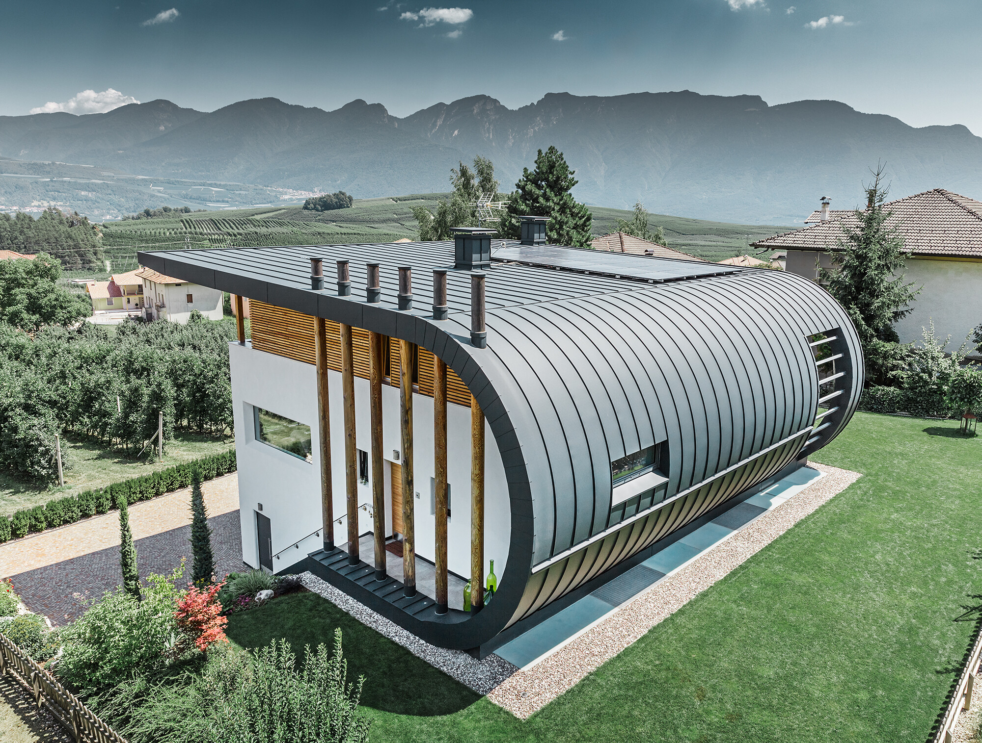 Rodinný dom v Taliansku so zaobleným obložením strechy a fasády zo systému PREFALZ vo farbe P.10 antracitová