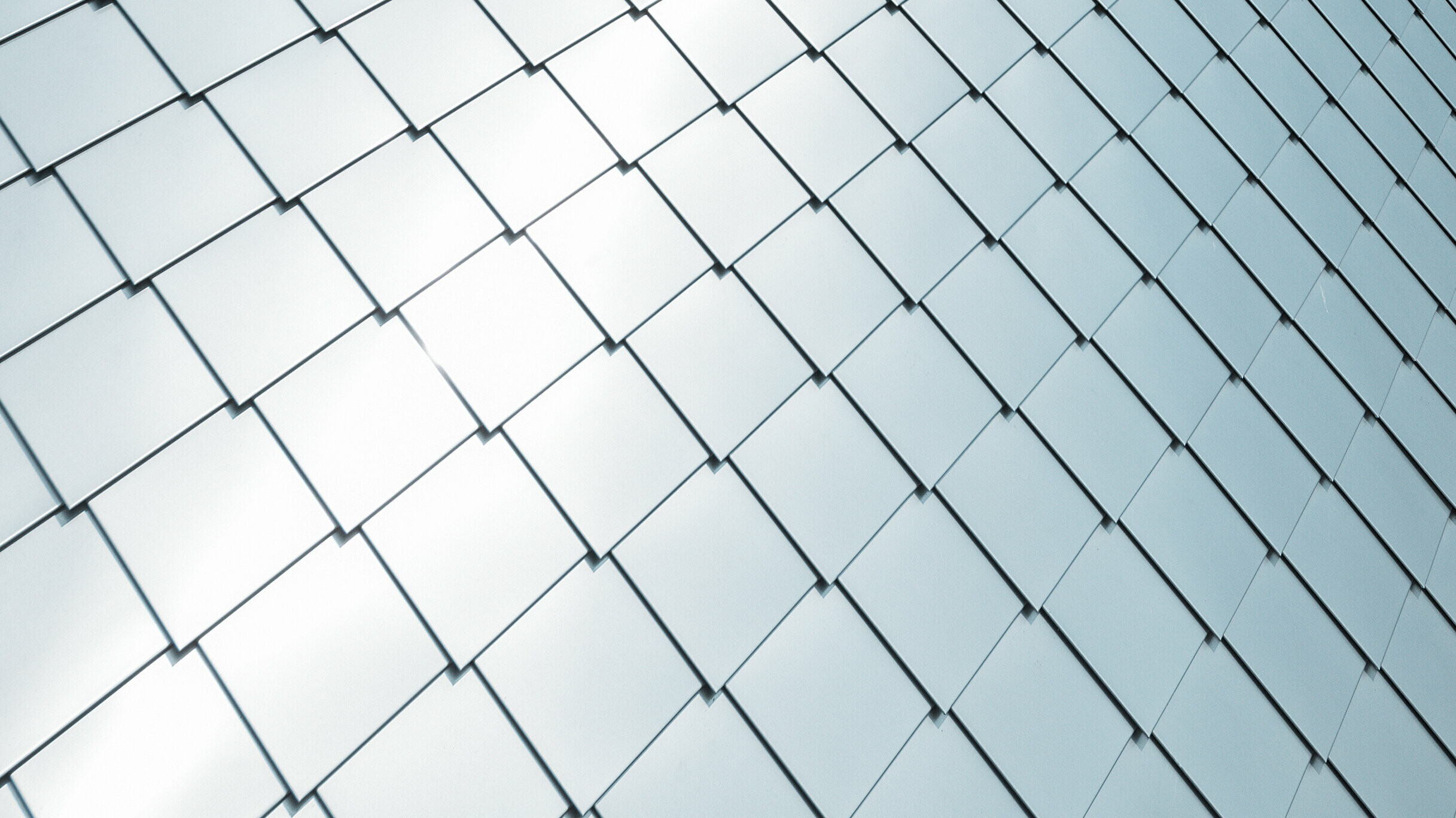 PREFA fasádna šablóna 20 × 20 položená v ploche, detailný pohľad na prírodný hliník