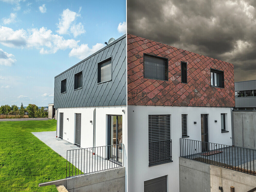 Eine Hand hält ein Smartphone mit einem Foto von einem Haus mit dem PREFA Fotoservice - man erkennt das Haus mit und ohne PREFA Dach.