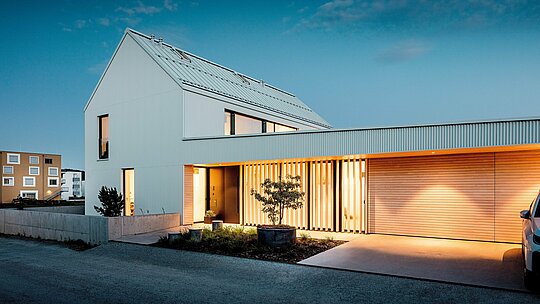 Moderný rodinný dom vo Freistadte zaujme svojou nápadnou, čisto bielou architektúrou. Zikzakovo skladaná fasáda PREFALZ z hliníka dodáva budove ušľachtilú eleganciu. Puristický dizajn domu podčiarkujú teplé drevené prvky vo vstupnej časti a umne osvetlené časti fasády. Použitie odolného a nenáročného materiálu PREFALZ zaručuje nielen estetickú stálosť, ale aj vynikajúcu odolnosť voči poveternostným vplyvom – ideálne pre udržateľné a náročné stavebné projekty.