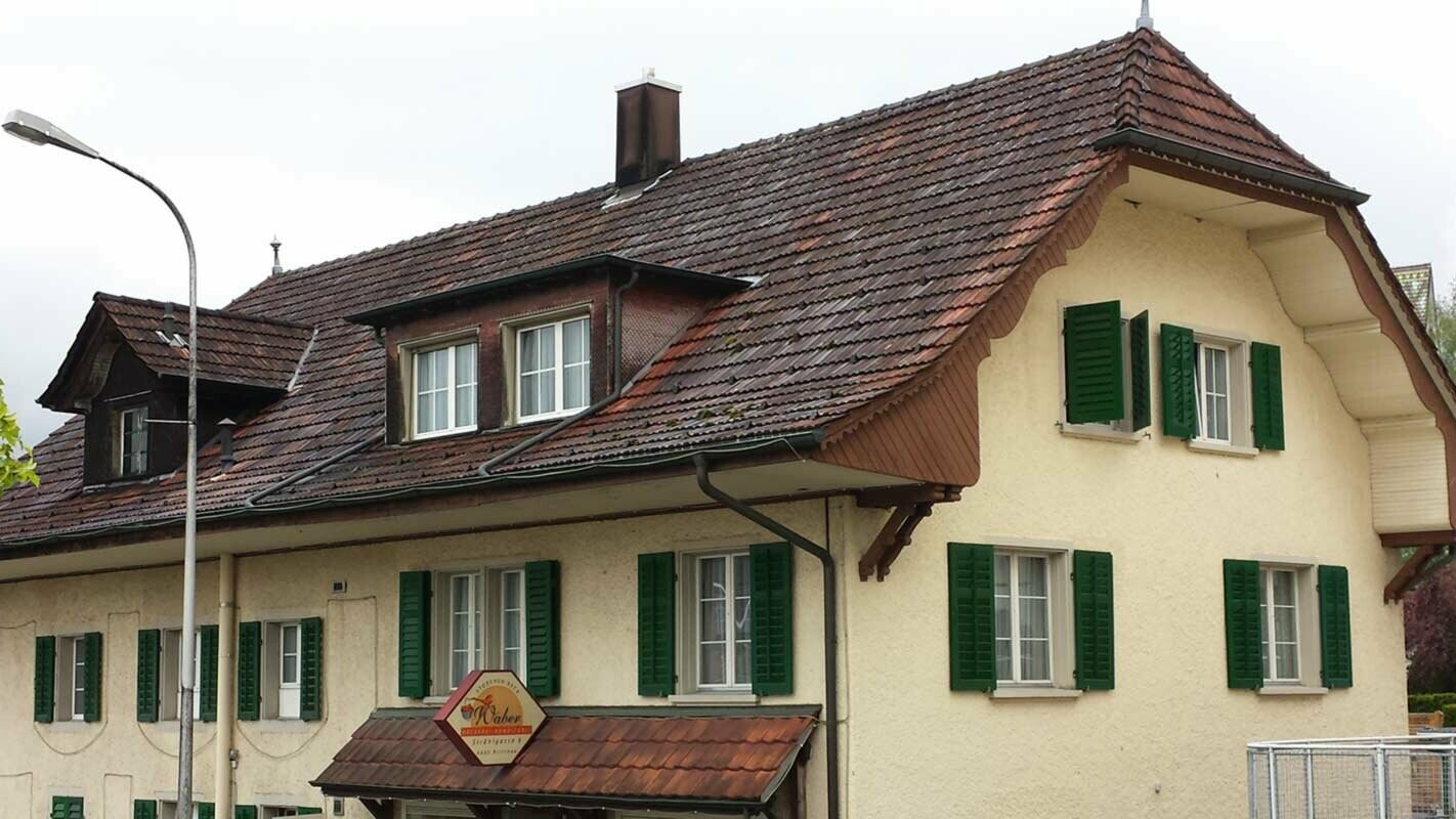 Polvalbová strecha pred rekonštrukciou s použitím PREFA falcovaných škridiel vo farbe antracitová P.10 