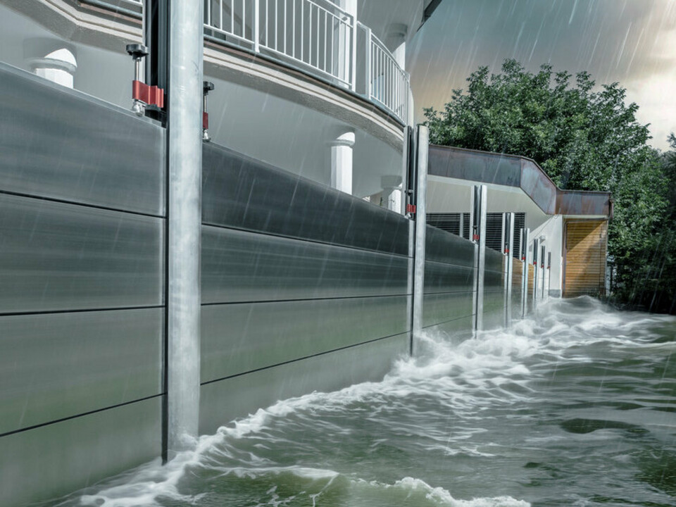 Detailný záber na protipovodňovú ochranu PREFA z hliníka, ktorá vždy odolá povodniam a chráni rodinný dom v pozadí.