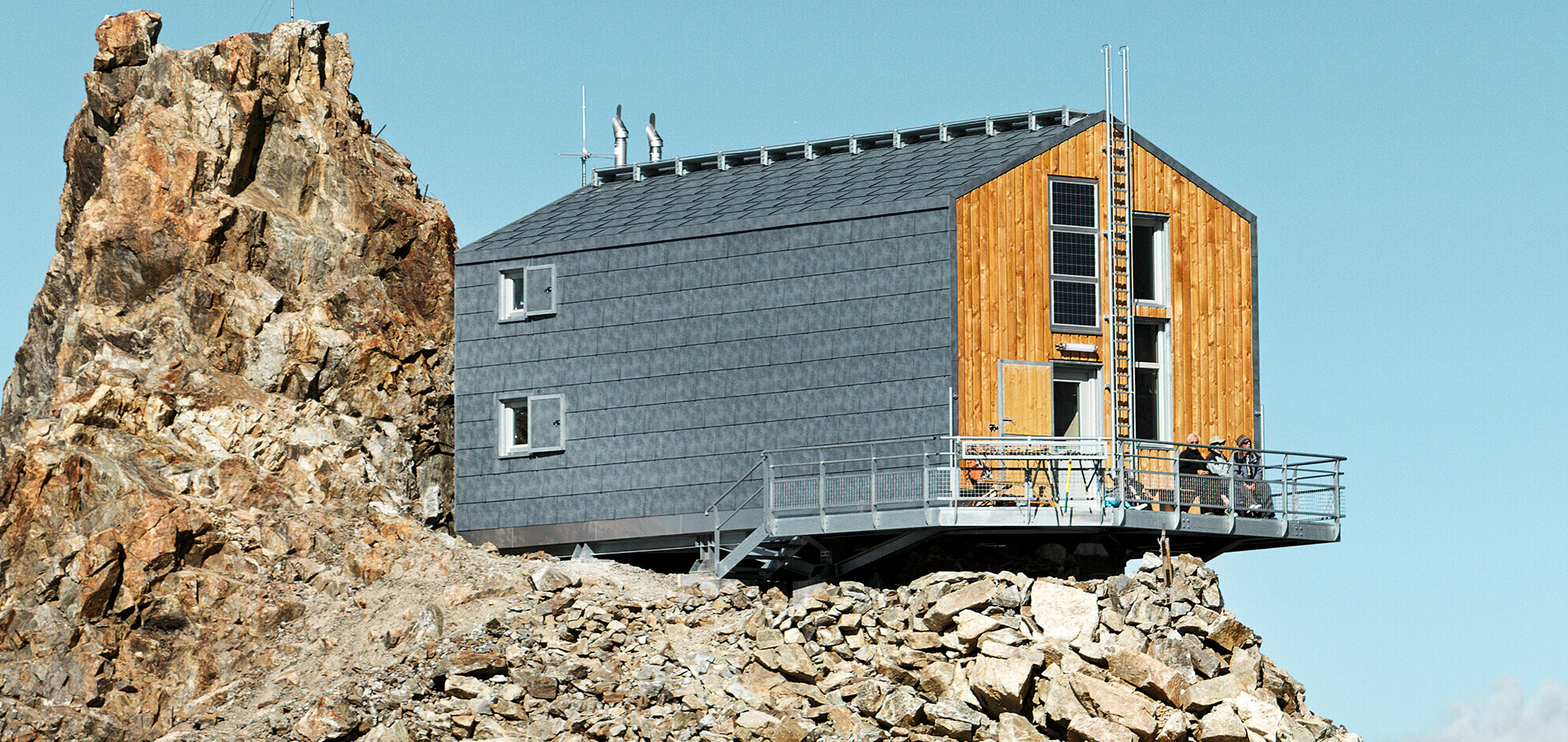 Čerstvo rekonštruovaná chata Refuge de L´Aigle so strešnými a fasádnymi panelmi PREFA FX.12 vo farebnom odtieni P.10 kamenná šedá.