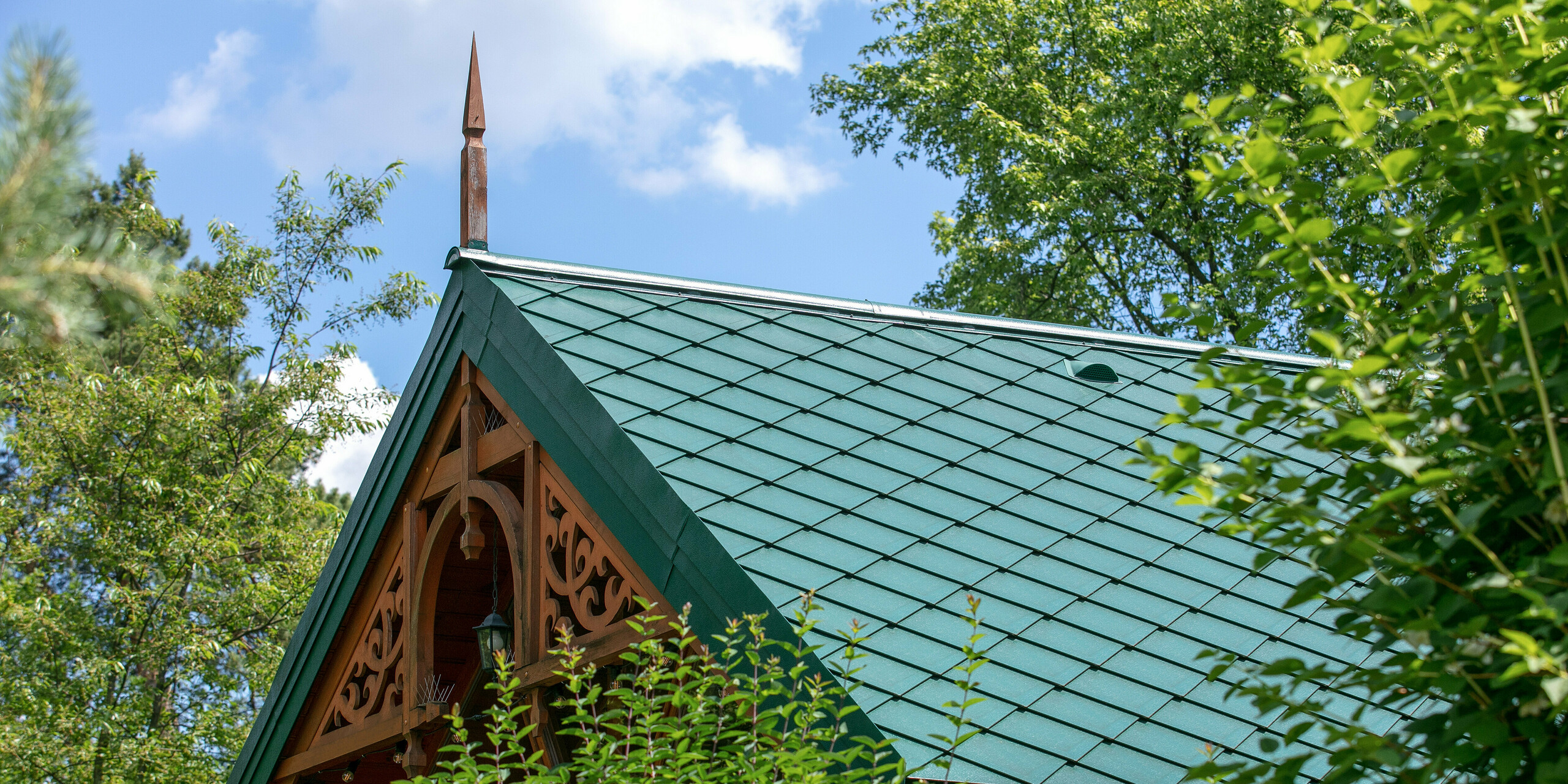 Cukráreň Sosenka s PREFA strešnou šablónou a s dažďovým zvodom a žľabom v machovozelenej farbe