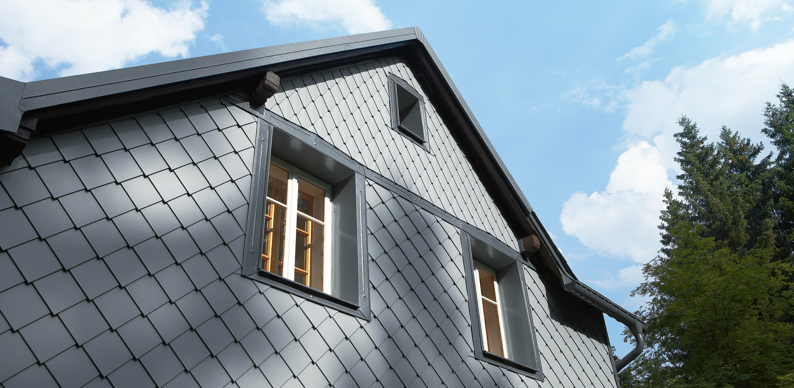 Náveterná strana obložená s fasádnou šablónou 20 × 20 a malou šablónou na fasáde od PREFA