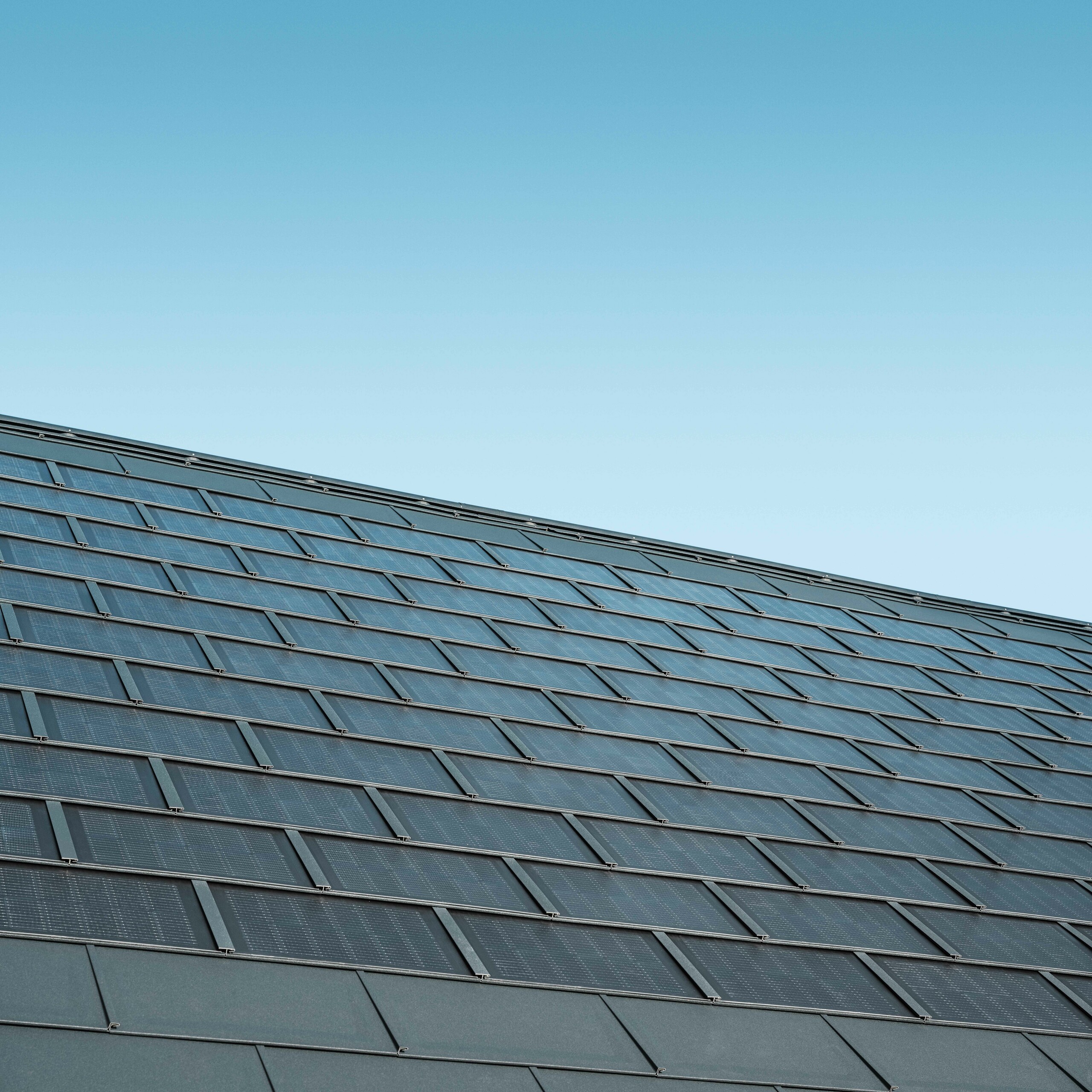 Záber na položenú plochu s integrovaným solárnym panelom v antracitovej farbe kombinovaným so strešným panelom R.16