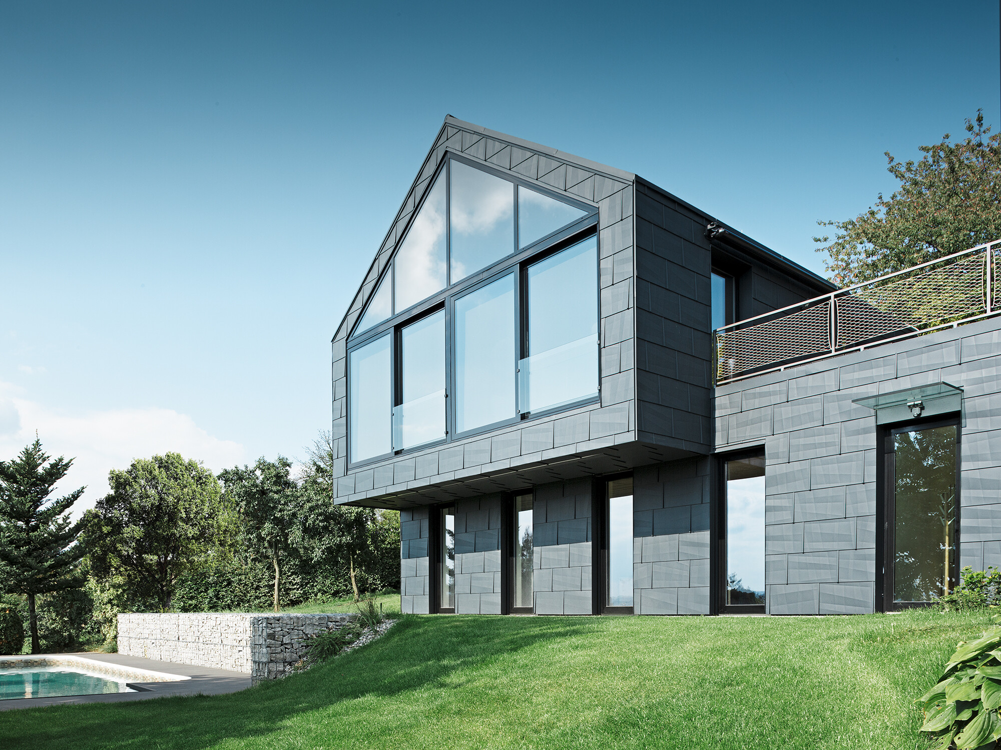 Poludnie: Vonkajší fasádny obklad s FX.12 v P.10 antracitová