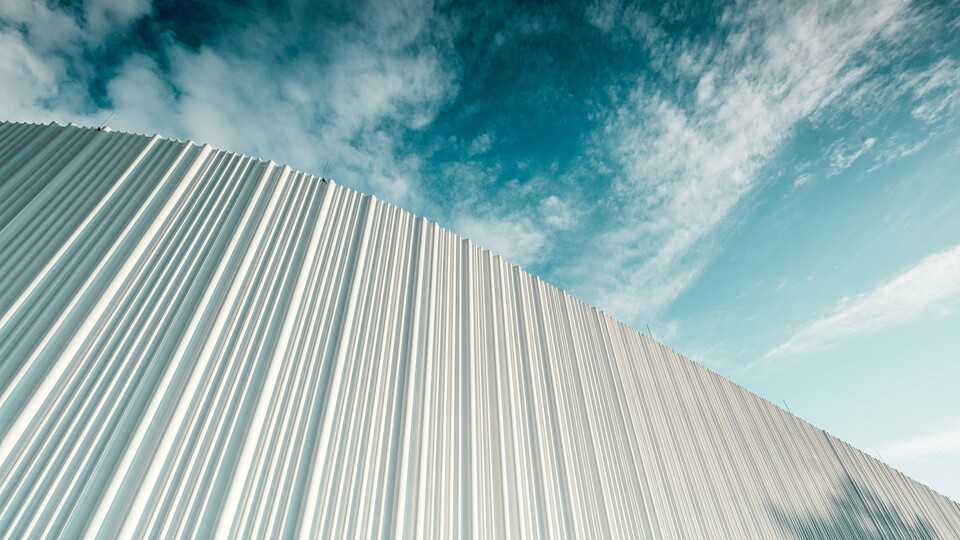 Úchvatná architektúra s bielou hliníkovou fasádou PREFA vo Walter Business Parku pri Viedni. Fasáda z profilov vyrobených na mieru vytvára vďaka svojmu plynulému vlnitému charakteru fascinujúcu hru svetla a tieňa. Tri rôzne tvary profilov zaisťujú mimoriadny efekt hĺbky a dodávajú budove štýlovo čistý a zároveň dynamický vzhľad. Trvanlivý, odolný voči poveternostným vplyvom povrch PREFA kombinuje modernú estetiku s funkčnou dokonalosťou – skutočný vrchol súčasného dizajnu fasád, ktorý zviditeľňuje architektonickú kvalitu a technickú prepracovanosť.