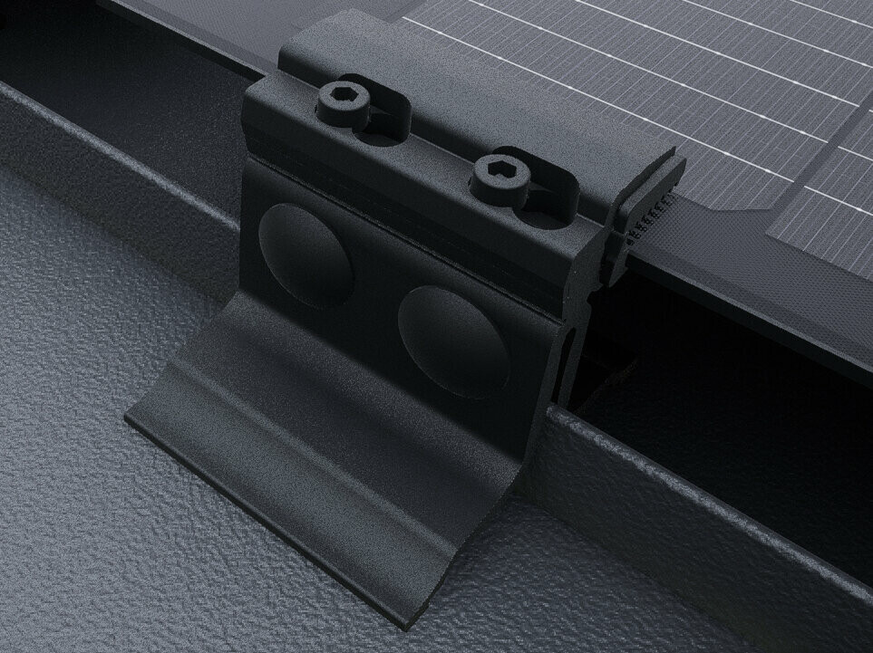 Snímka zblízka solárneho modulu PREFALZ s koncovými spojkami modulov v čiernej farbe. Moduly sú namontované na strešnom systéme PREFALZ, priamo na drážky. 