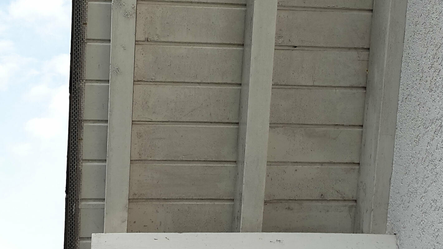 Strešný presah pred rekonštrukciou s použitím PREFA Sidings, biely strešný podhľad 