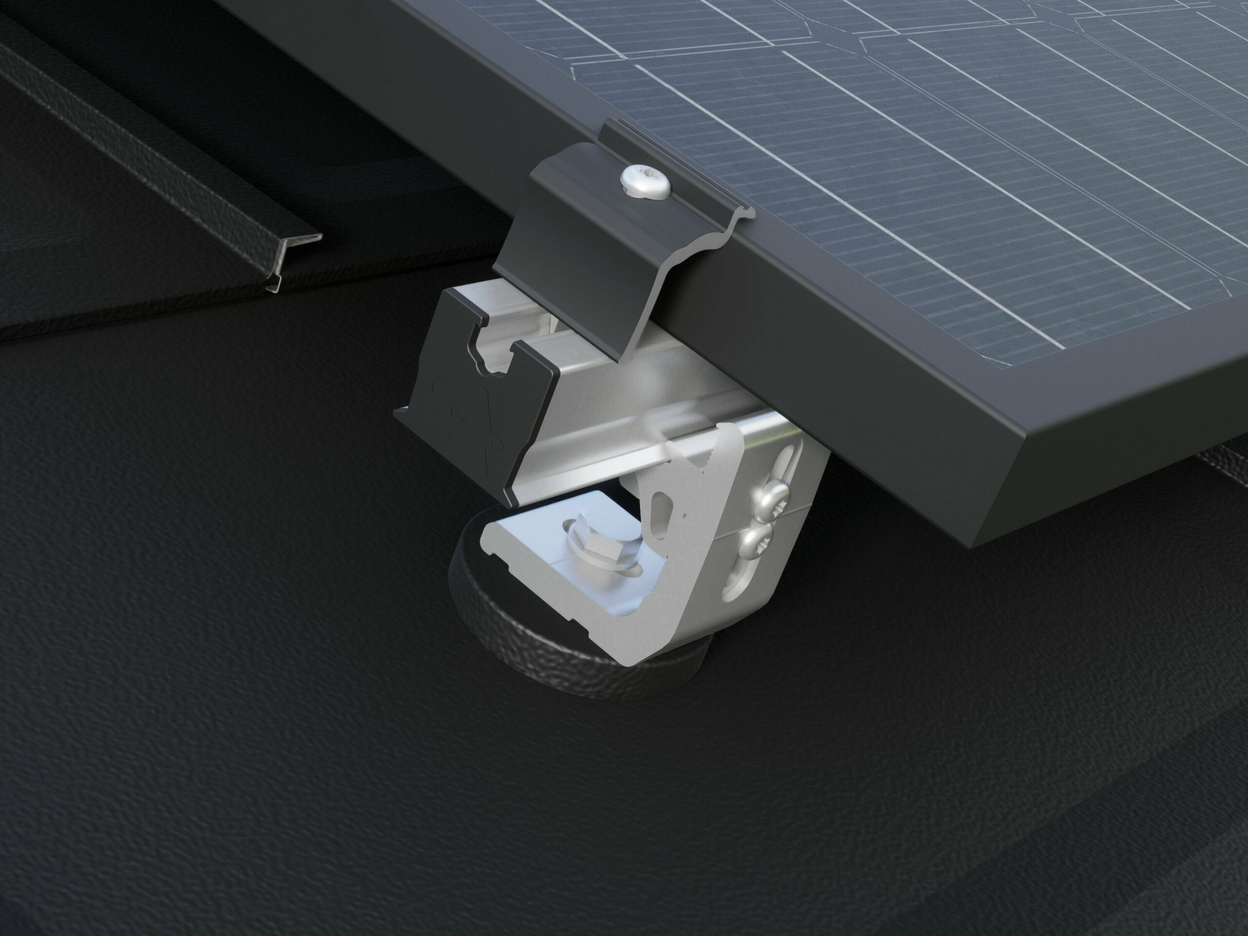 Detailný pohľad na solárny držiak PREVARIO 3.S namontovaný na tmavej streche PREFA, ktorá nesie profilový nosník. Solárny modul bol upevnený na profilový nosník pomocou koncovej spojky modulov PREVARIO.