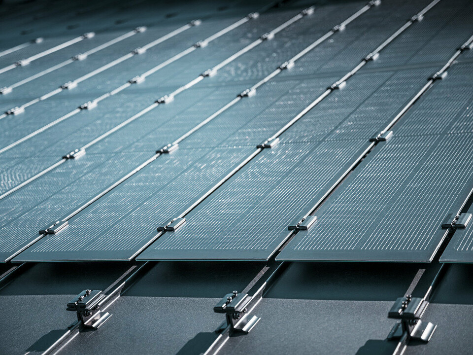 Detailný pohľad na montáž solárnych modulov Prefalz na streche v Meschede