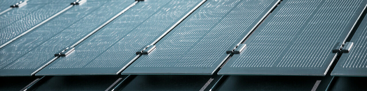 Detailný pohľad na montáž solárnych modulov Prefalz na streche v Meschede