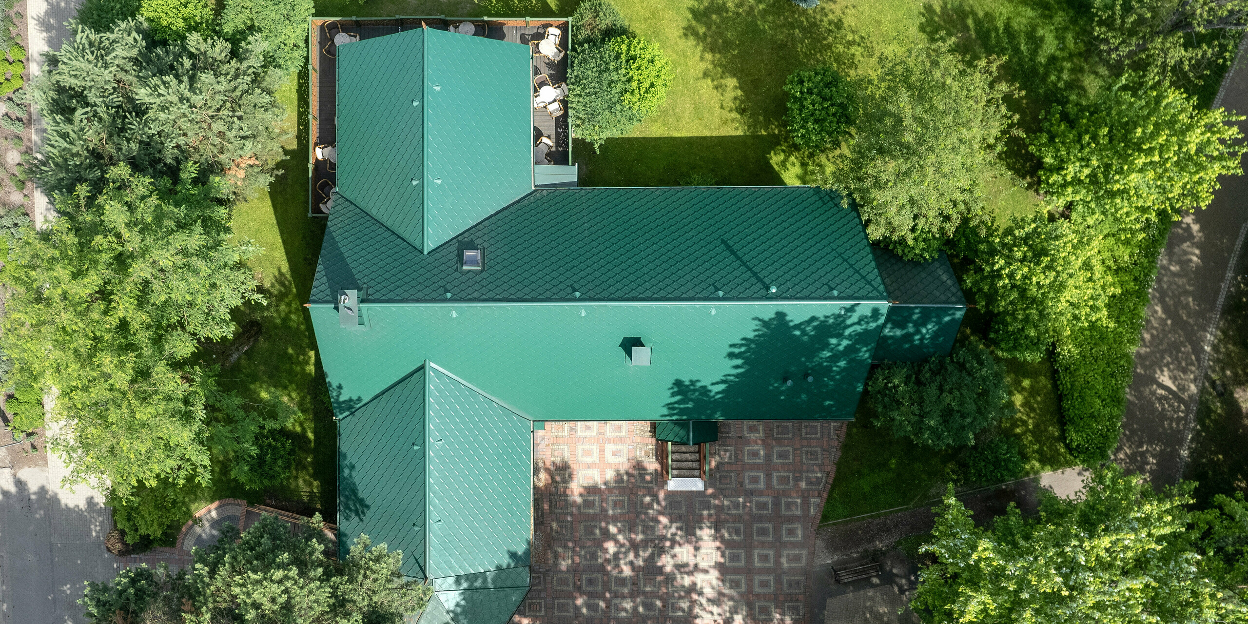 Cukráreň Sosenka s PREFA strešnou šablónou a s dažďovým zvodom a žľabom v machovozelenej farbe