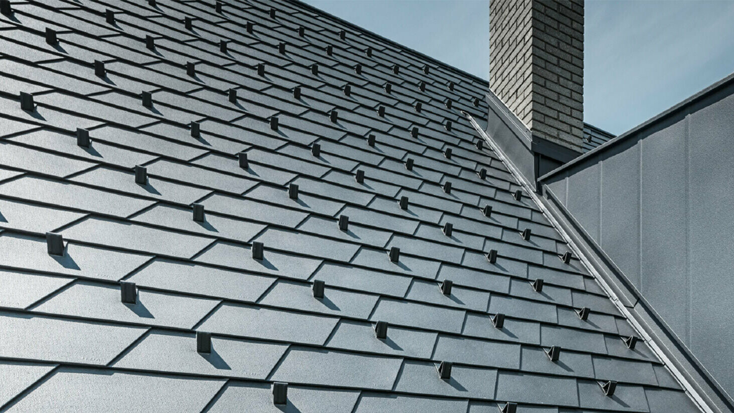 novozrekonštruovaná strecha so strešným šindľom PREFA vo farbe P.10 čierna vrát. zachytávačov snehu, vikiera obloženého hliníkom PREFA