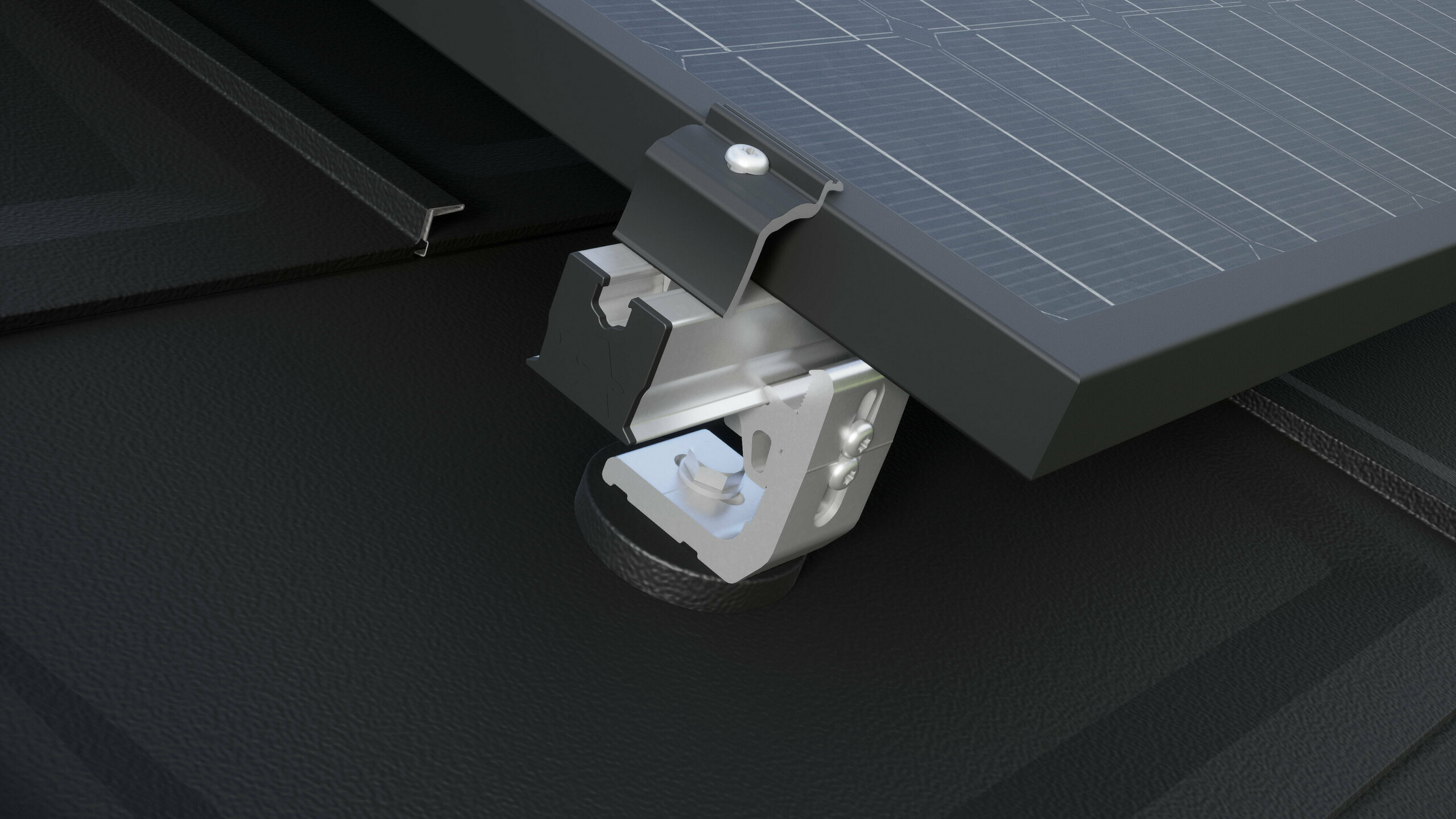 Detailný pohľad na solárny držiak PREVARIO 3.S namontovaný na tmavej streche PREFA, ktorá nesie profilový nosník. Solárny modul bol upevnený na profilový nosník pomocou koncovej spojky modulov PREVARIO.