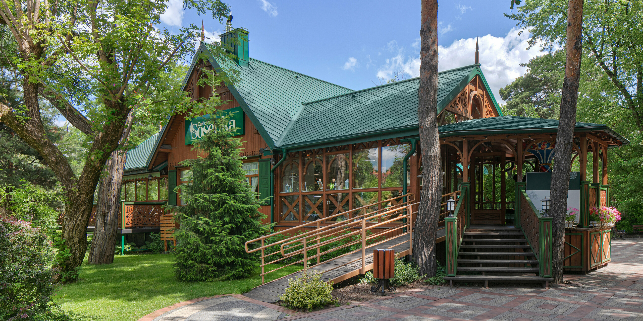 Cukráreň Sosenka s PREFA strešnou šablónou a s dažďovým zvodom a žľabom v machovozelenej farbe