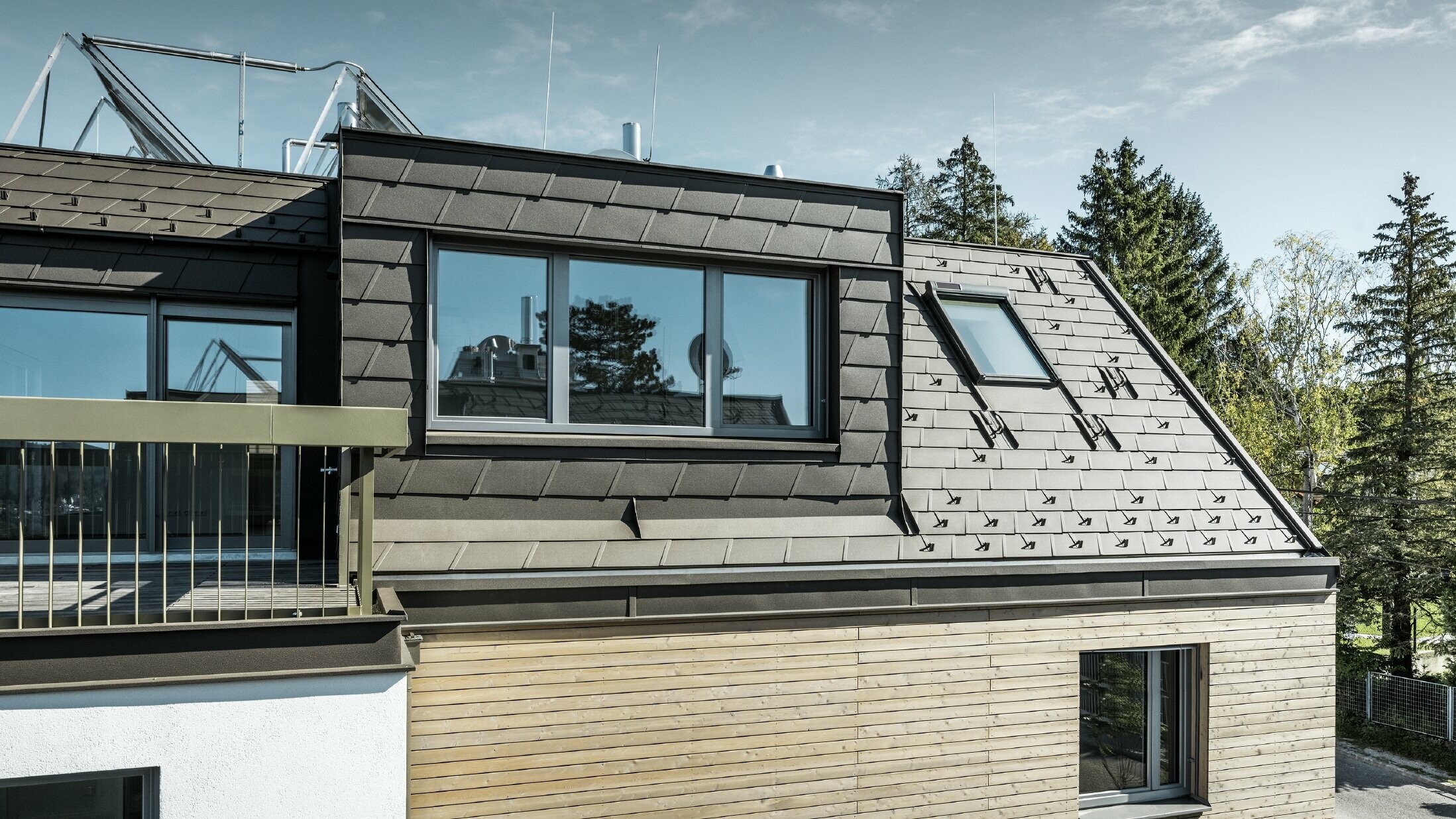 Zobytnenie podkrovia, obklad strechy a fasády so strešným šindľom PREFA DS.19 vo farbe P.10 hnedá