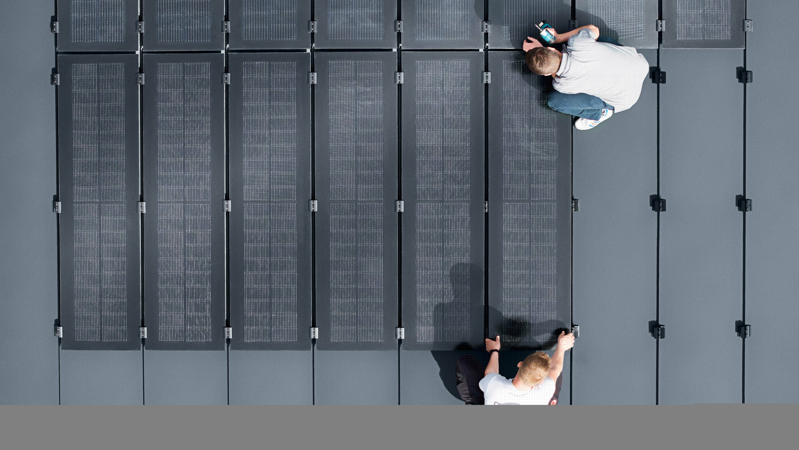 Vtáčia perspektíva solárnych modulov PREFALZ, ktoré sú nainštalované na streche PREFALZ.