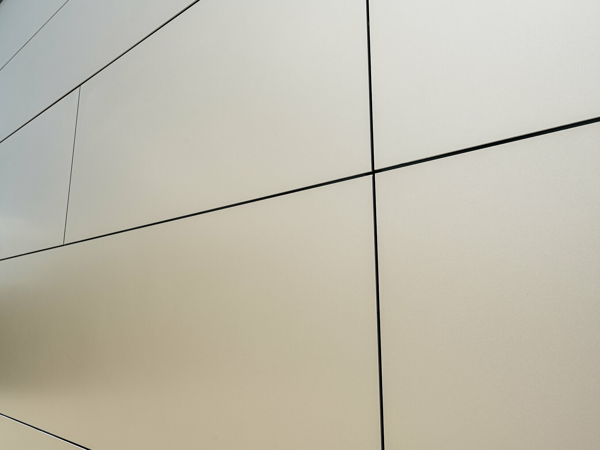 PREFABOND Aluminium Verbundplatte mit Fugen in Bronze