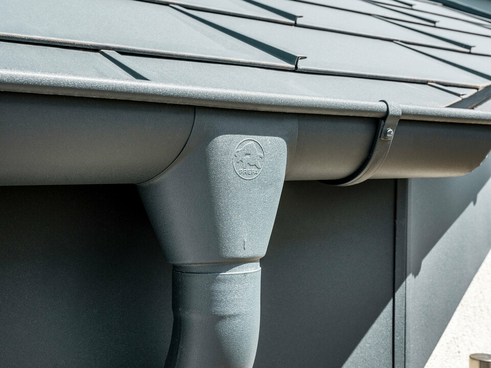 Rodinný dom v Newel-Besslich s PREFA strešným panelom R.16 a PREFA strešným odvodňovacím systémom v antracitovej farbe