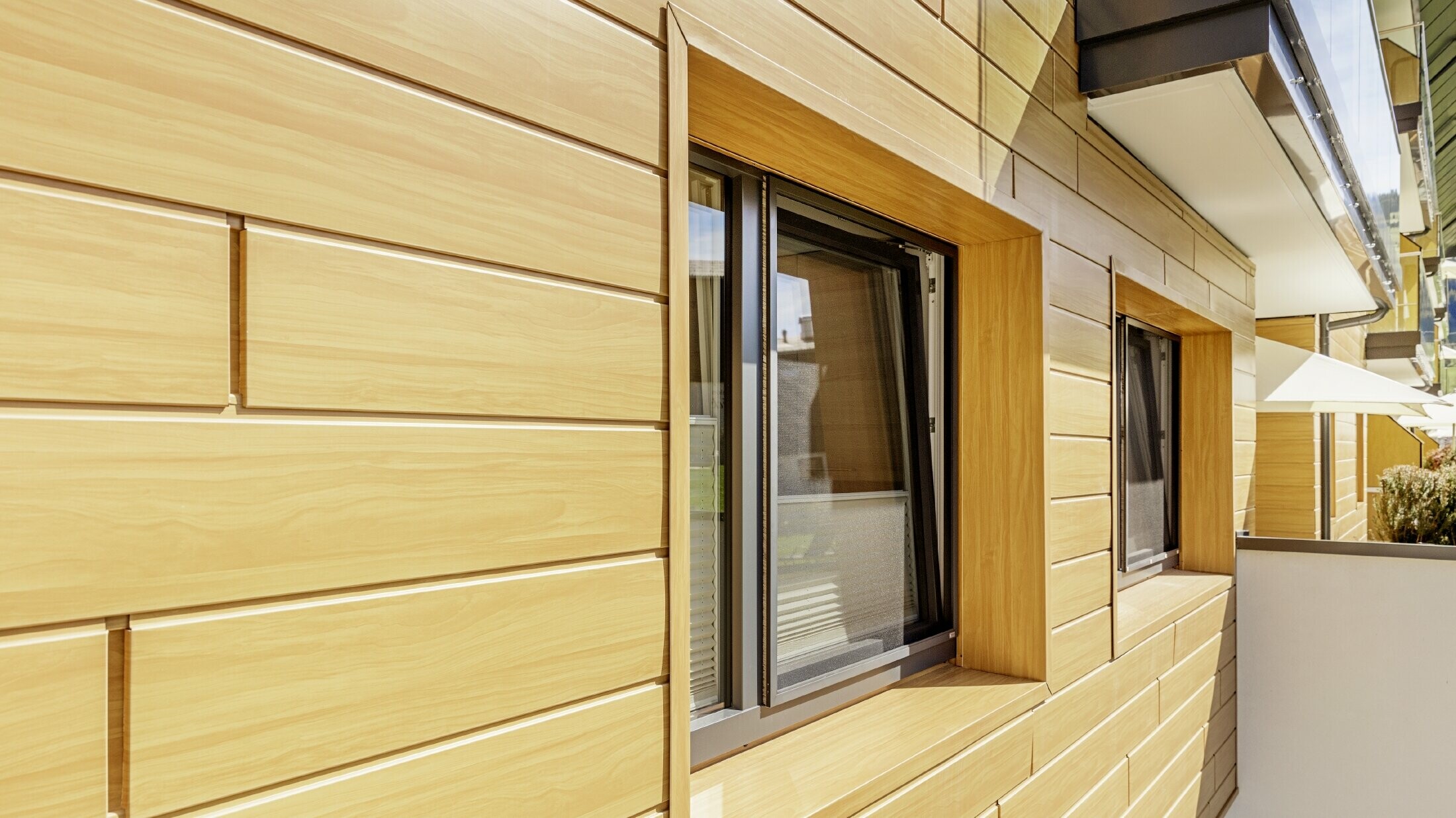 Detaillierte Aufnahme einer Fenstereinfassung mit den PREFA Sidings in Holzoptik am Guthof Lutz in Schattwald.