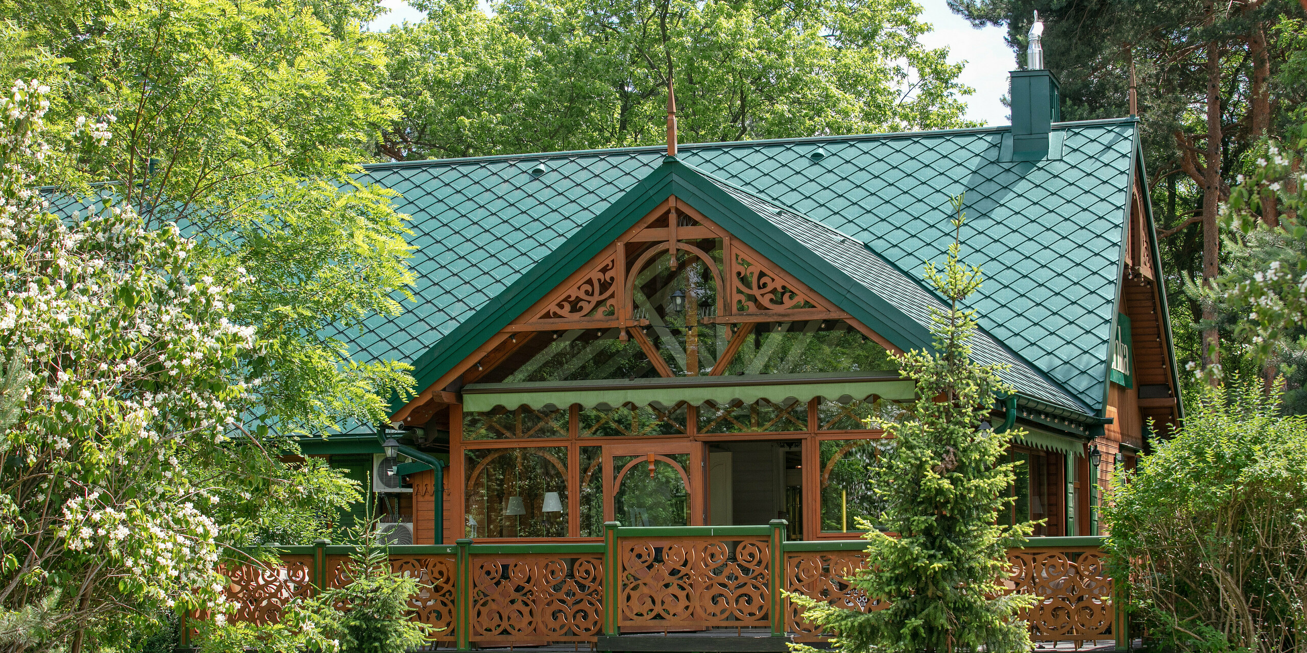 Cukráreň Sosenka s PREFA strešnou šablónou a s dažďovým zvodom a žľabom v machovozelenej farbe