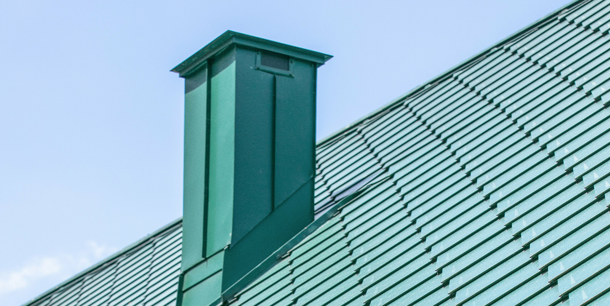 Cukráreň Sosenka s PREFA strešnou šablónou a s dažďovým zvodom a žľabom v machovozelenej farbe