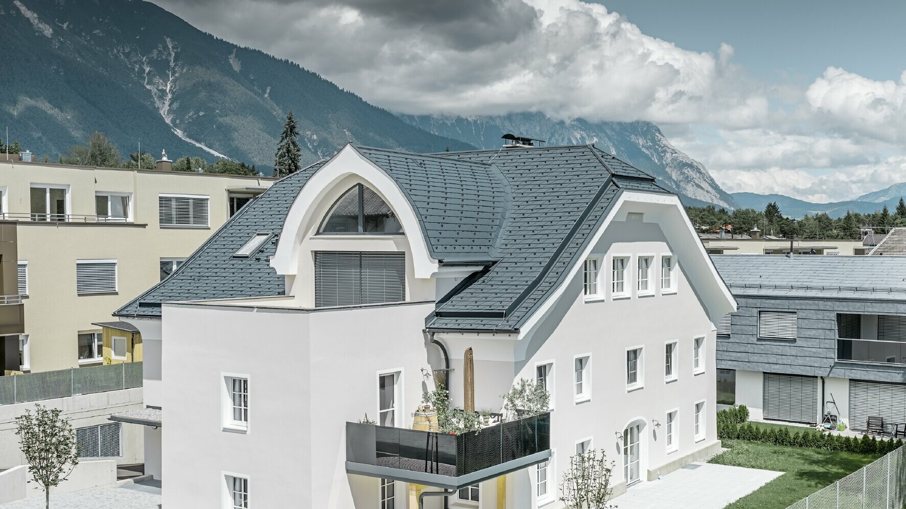 Novozrekonštruovaná polvalbová strecha so strešným šindľom PREFA vo farbe P.10 antracitová s oblúkovým vikierom