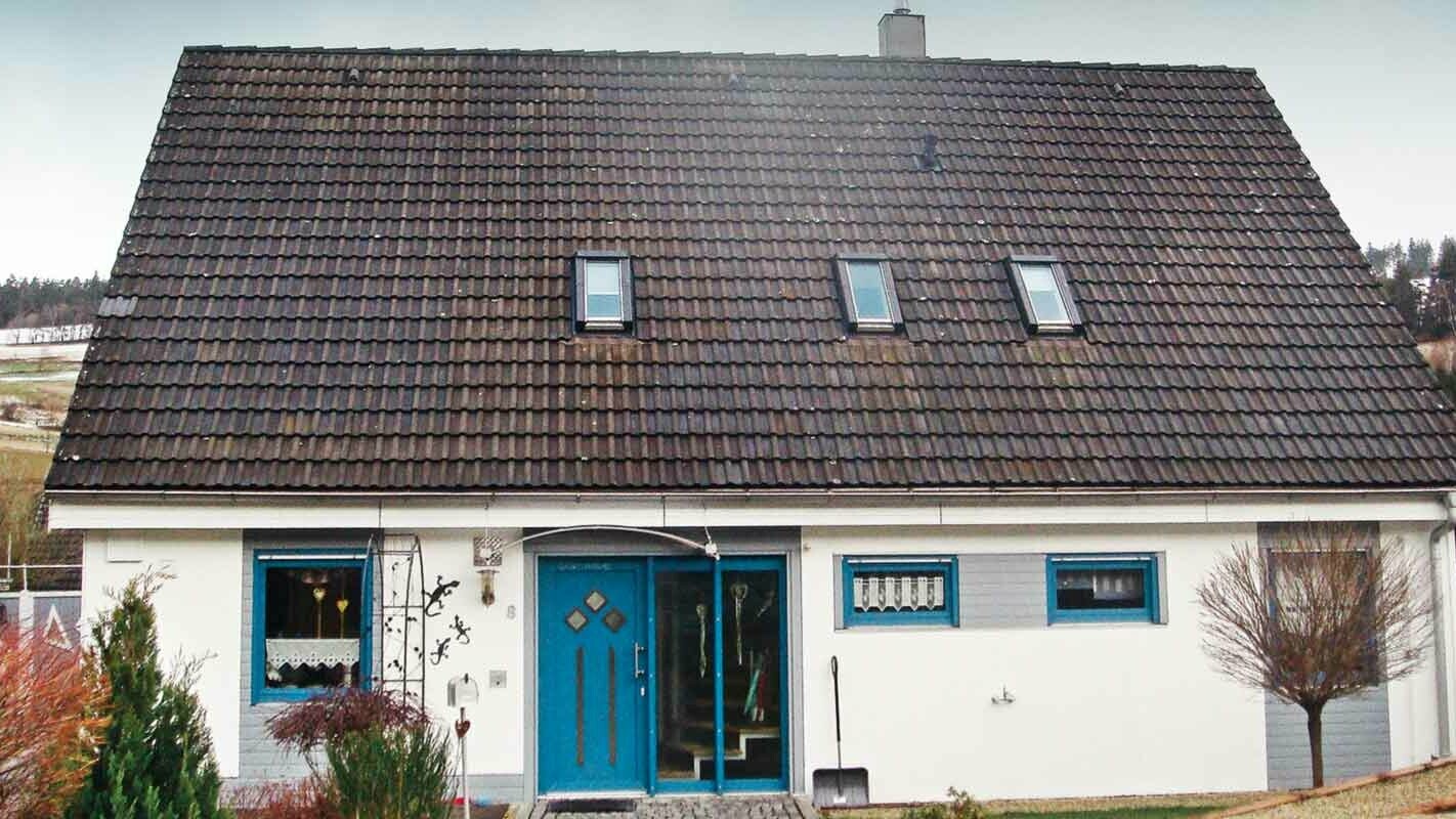 Stav pred rekonštrukciou strechy s použitím PREFA strešných panelov FX.12 vo farbe antracitová P.10